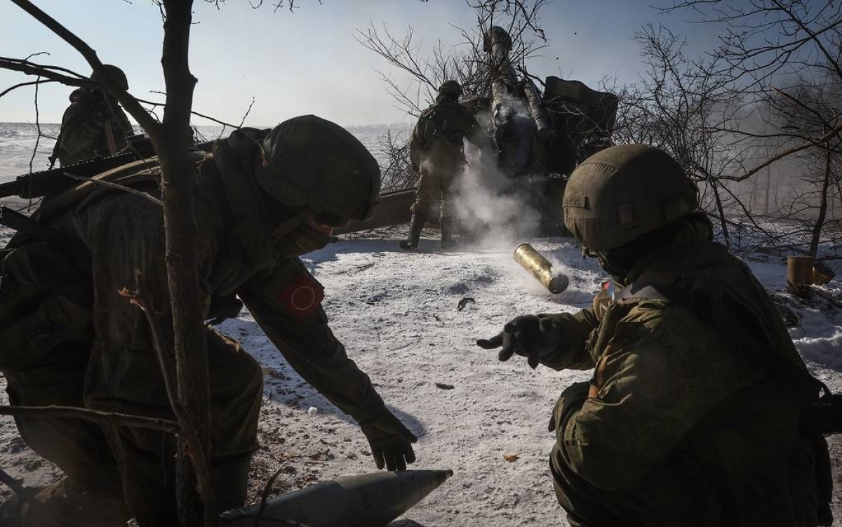 Cận cảnh binh sỹ Ukraine đột kích và nổ súng vào chiến hào của Nga